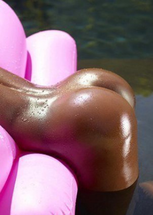 Ebony stunner Simone shows her choco oily hot ass