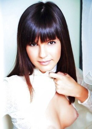 Witty & joyous babydoll Zelda B. with frisky pussy