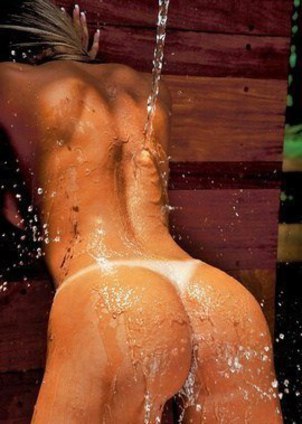 Brazilian angel Julia Salimeni is really booty-ful