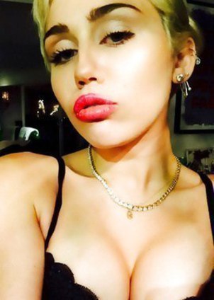 Famous celebrity Miley Cyrus making nude selfies