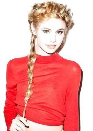 Teen celeb Scarlett Leithold is very playful 2day