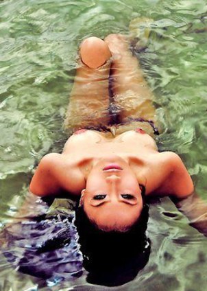 Petite Filipino model Gypsy Sarcon enjoys vacation