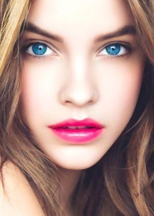 Models Seducing with gorgeous eyes