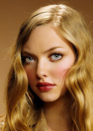 Amanda Seyfried Pantyless and Braless