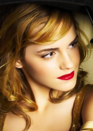 Young Glamorous Star Emma Watson caught pantyless!