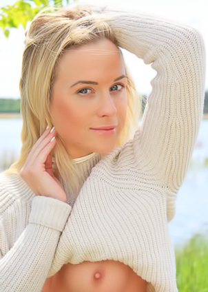 Hottie squeezes tits