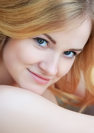 Alice May Flash Her Shaved Pussy