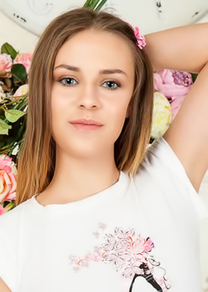 Alisa Skinny Teen Doll