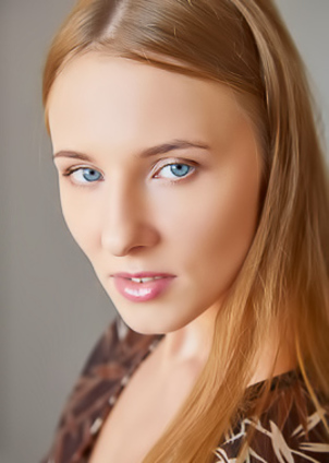 Nimfa Expose Her Shaved Pussy