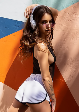 Glamour Naked Babe Uma Jolie In Sun Glasses