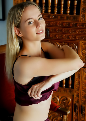 Jillean Expose Her Shaved Pussy And Voluptuous Ass