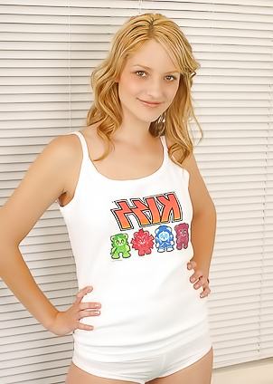 Slim and all natural Marylin has gorgeous tiny ass