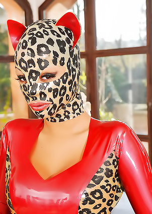 Puurrfect pussy cat babe in latex!