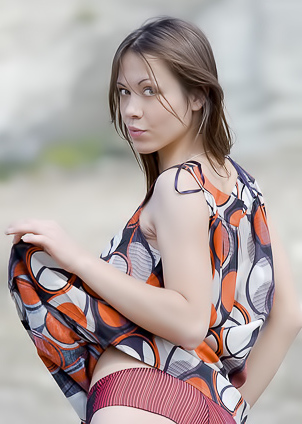 Babe satisfies juicy cunt outdoors