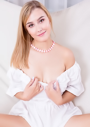 Greta Kat Flaunt Her Curvaceous Ass With A Smile