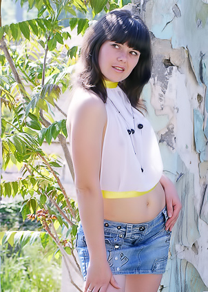 Young Teen Girl Larina A Shows Her Nubile Body