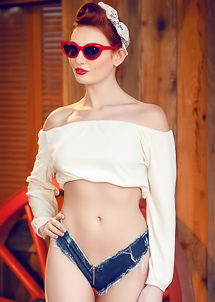 Lacy Lennon Spreads Open Her Shaved Pussy Wide