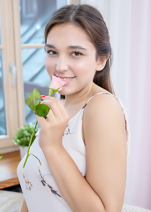 Keavy Shows Perky Natural Tits