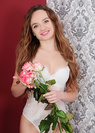 Felice Expose Her Butterfly-lipped Pussy