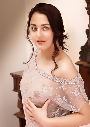 Olivia Honey Sultry Beauty Will Seduce You With Her Passionate Green Eyes