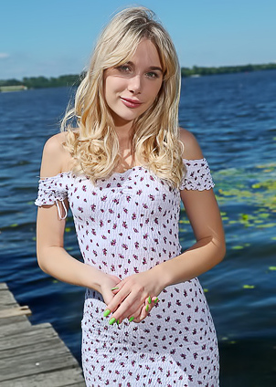 Cute Blonde Beghe Thighs Parted To Frame Her Plump-lipped Pussy