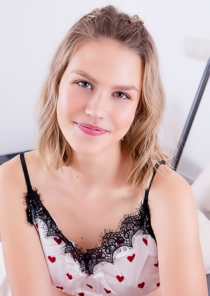 Cute Blonde Alice Reign