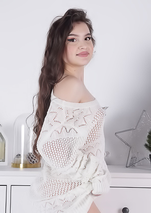 Amanda Fine Horny Beauty Masturbates Sensuously