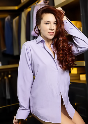 Sexy Redhead Oxi Bendini Expose Her Shaved Pussy And Curvaceous Ass