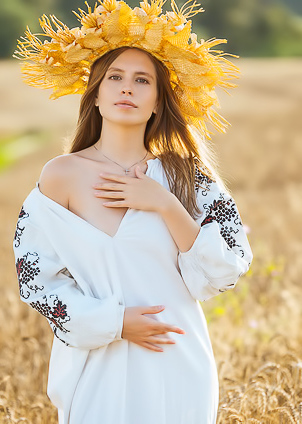 Sexy Brunette Aristeia Spreads Her Thighs To Let The Sun Kiss Her Lush-lipped Pussy