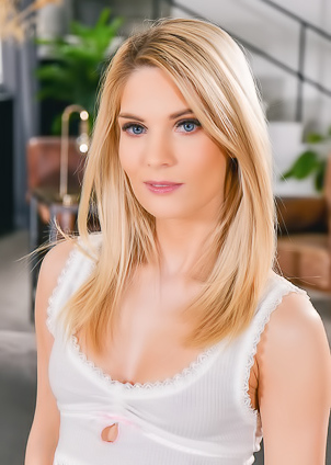 Candee Licious Gets a Mouthful of Cum