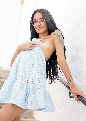 Dulce Gives Striptease And Masturbation To Get Best Orgasm