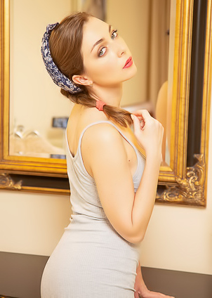 Anastasia Ocean Moves On To Fingering Her Creamy Twat