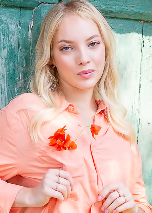 Bella Spark Shows Her Lush-lipped Pussy