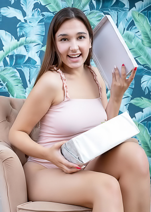 Keavy Exposing Her Shaved Pussy And Luscious Bubble Butt