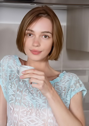 Amy Moloko Pulling Down Her Bun-hugging Jean Shorts For An Intimate View