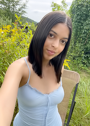 Gia Rosse Fingering Her Hungry Pussy