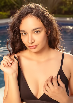 Saray Bound Decides It’s The Perfect Moment To Share Her Naked Beauty