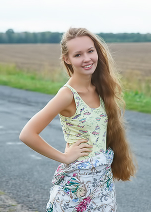 Virginia Sun Young Nude Model Gives A Sexy Show On The Road