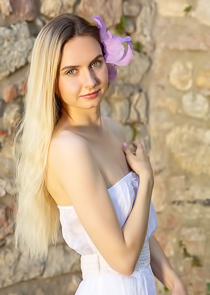 Emily Swan Slender Beauty Is Fresh As A Daisy In A Pretty Summer Dress