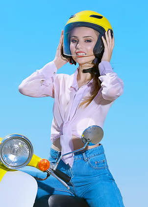 Elle Tan Carefree Brunette Is Soon Naked In The Sunshine