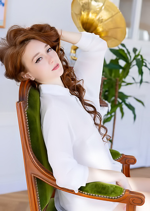 Alice Mido Seductive Sweetheart Spreads Her Long Legs In A Wide Split