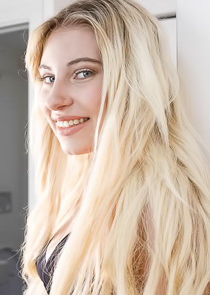 Lilly Bella Pure Nude Blonde Woman Getting Naked