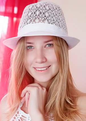 Delizi In Thigh-high Socks And Matching Sunhat