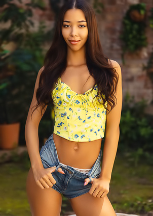 Lia Lin Shows Off Her Peachy Bottom In Bun-hugging Jean Shorts