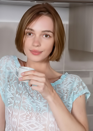 Amy Moloko Tempts With Lazy Striptease Inukovigans Kitchen