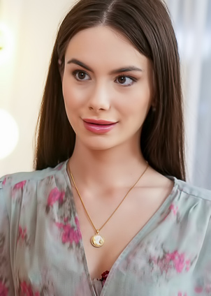 Amber Slashh Untangles Her Body In Close-Up Comfort