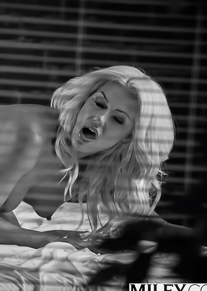 Taylors Tits Trip Him, Tasting Her Sweat as She Thrusts